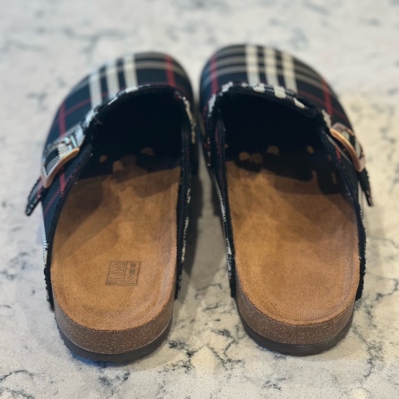 Clogs - Picture 3 of 3